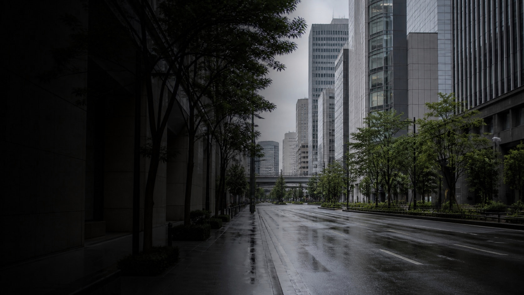 雨上がりの大阪中心部に並ぶ商業ビルと街路
