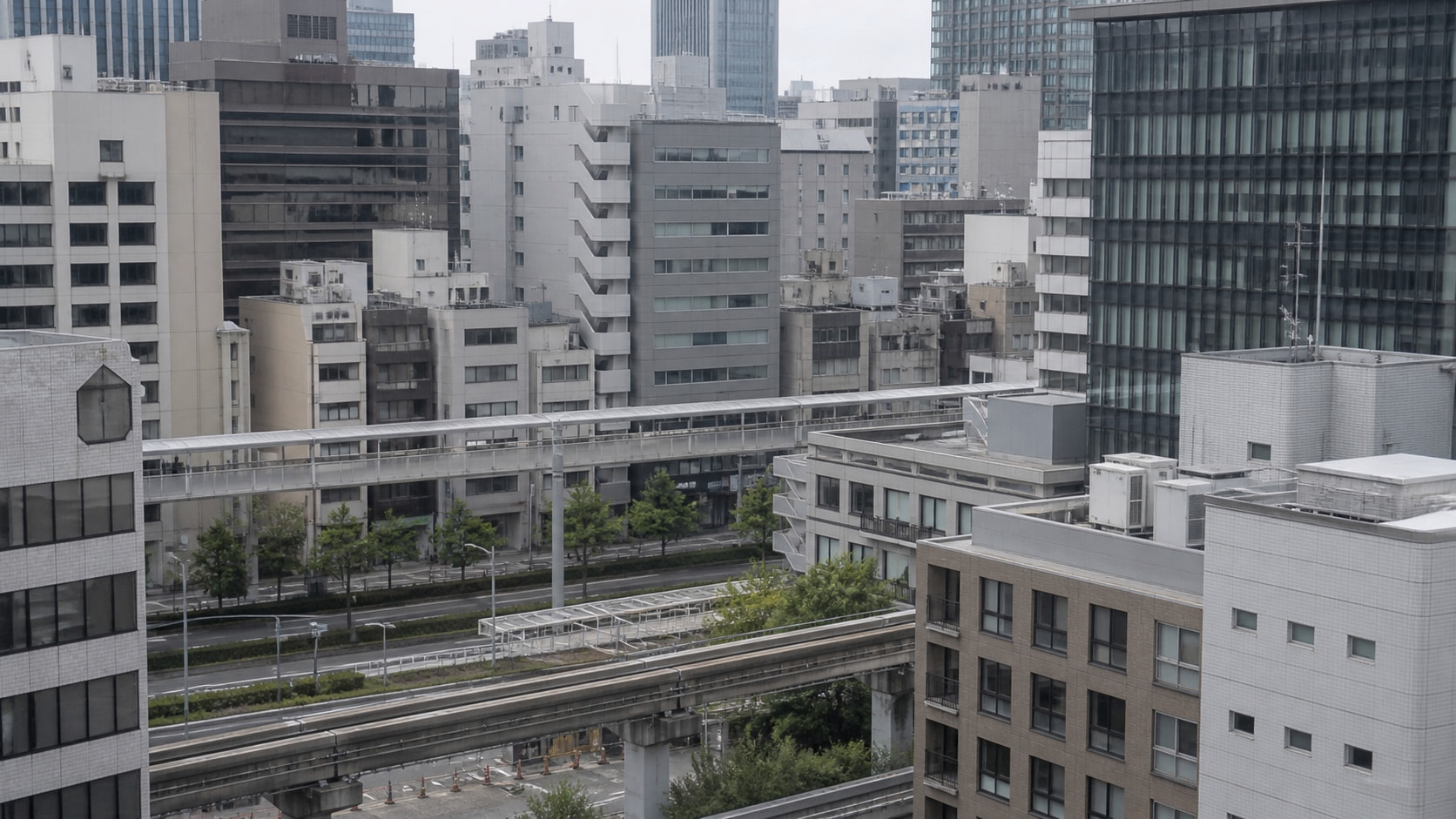 大阪の商業ビル群と都市交通が重なるビジネス地区