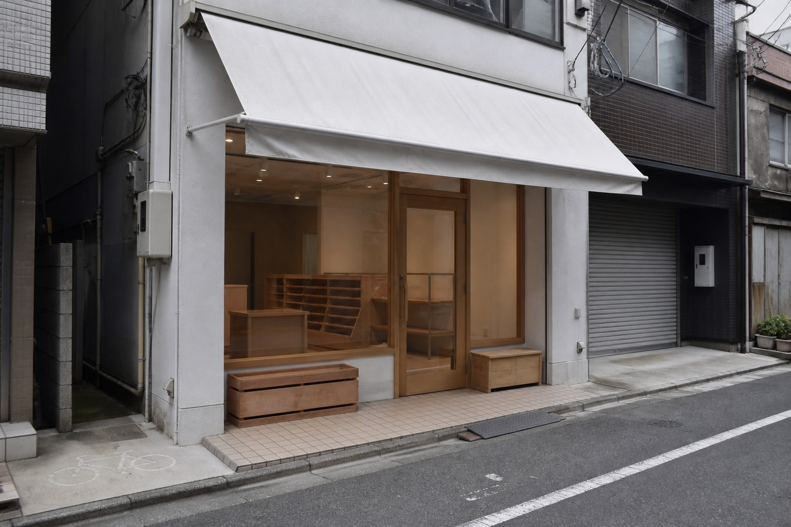 大阪の街路に面した開業準備済みの小規模店舗